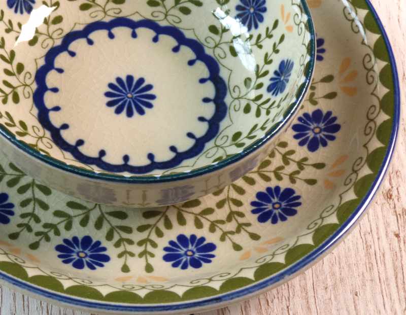 Plate and bowl with showa retro inspired floral design
