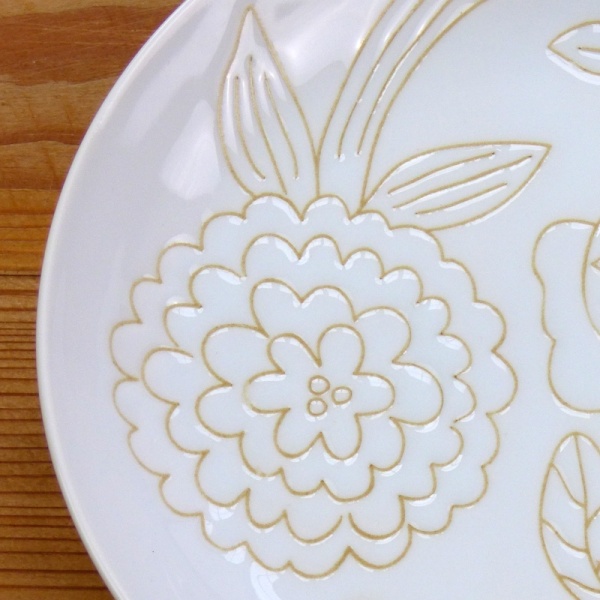White flower pattern plate detail