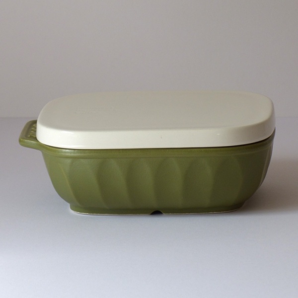 Olive green ceramic gratin / grill dish with lid on