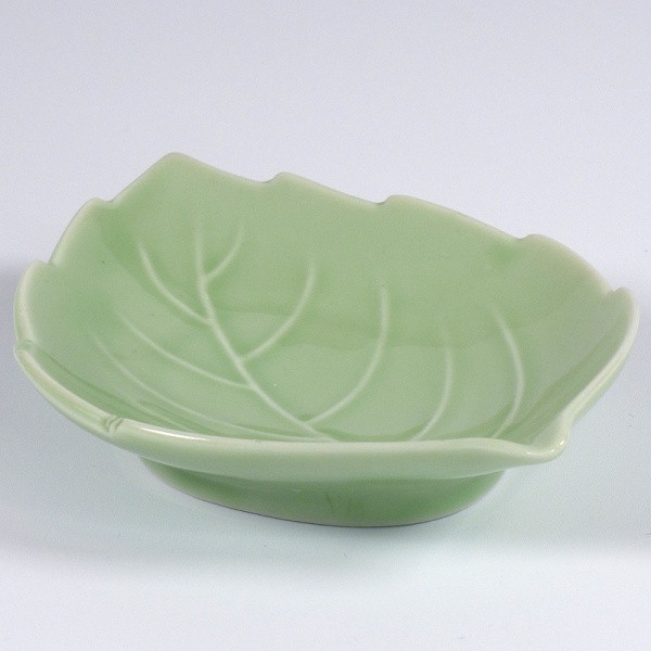 Pale green leaf-shaped Japanese mini plate