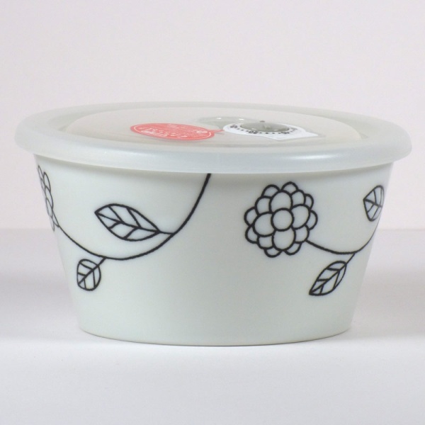 Large ceramic storage and microwave dish with plastic lid