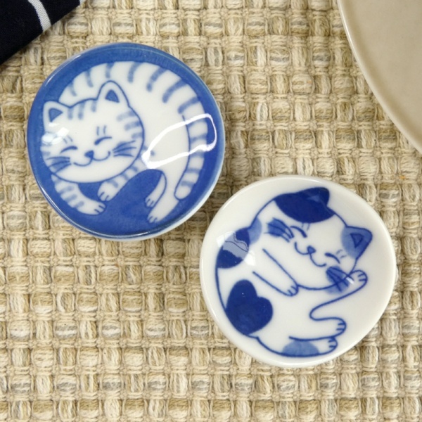 Two types of Nekochigura cat-themed chopstick rests on a table
